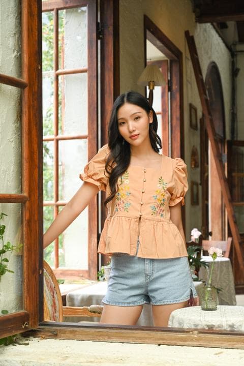Foto model menggunakan produk Camila Flower Peplum Blouse
