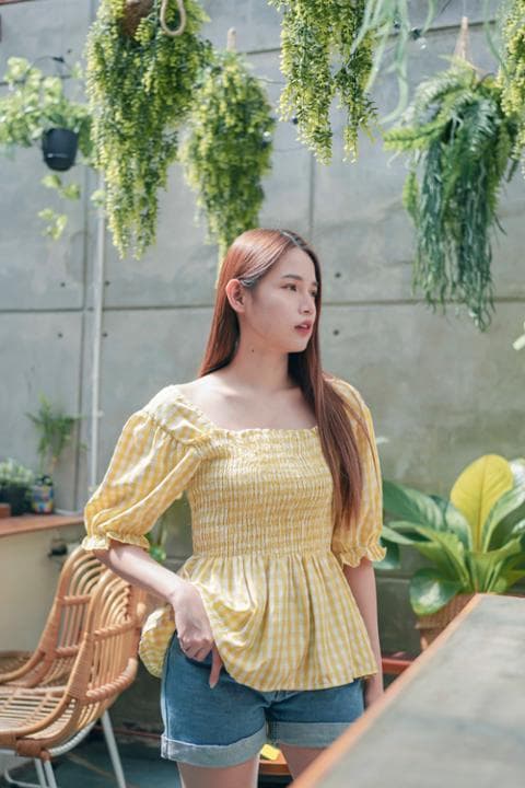 Foto model menggunakan produk Alesia Cheerful Gingham Blouse