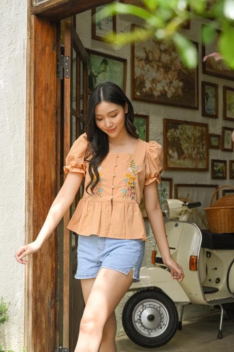 Foto model menggunakan produk Camila Flower Peplum Blouse