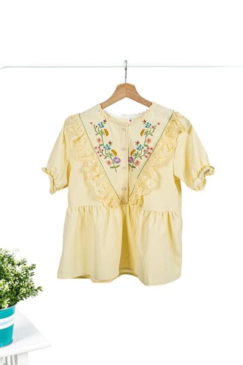 Foto model menggunakan produk Febe Lace Peplum Blouse