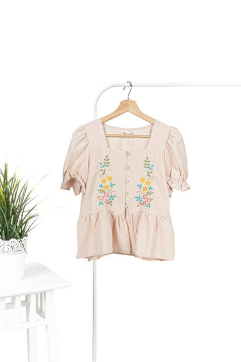 Foto model menggunakan produk Camila Flower Peplum Blouse