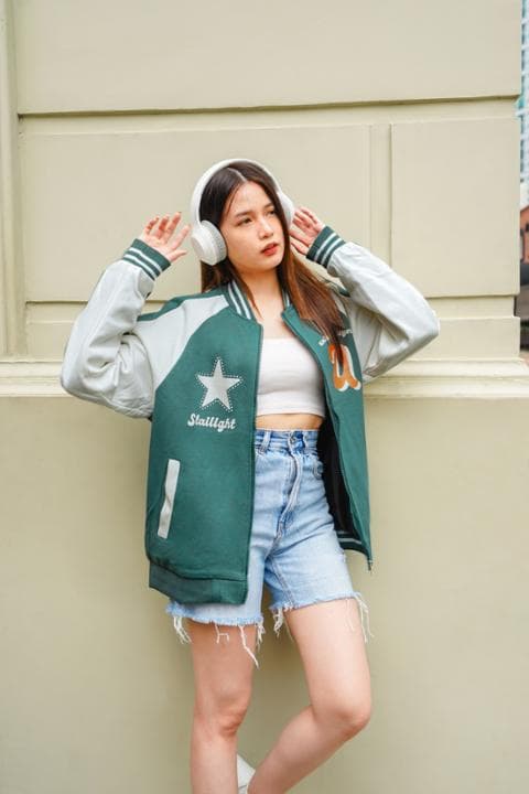Foto model menggunakan produk Danielle Sporty Varsity Jacket