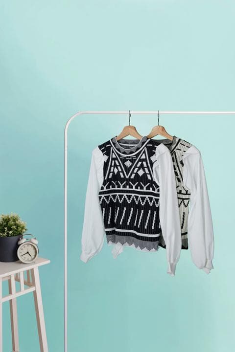 Foto model menggunakan produk Monica Aztec Knit Blouse