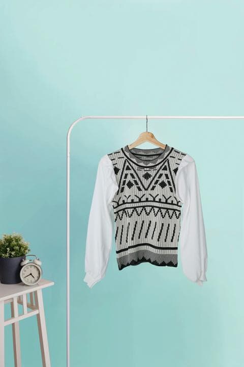 Foto model menggunakan produk Monica Aztec Knit Blouse