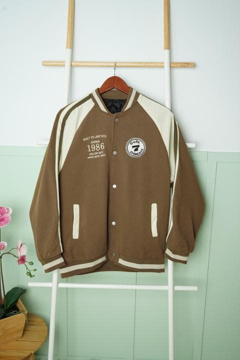 Foto model menggunakan produk Erza Vintage Varsity Jacket