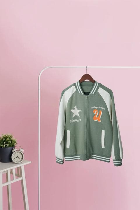 Foto model menggunakan produk Danielle Sporty Varsity Jacket