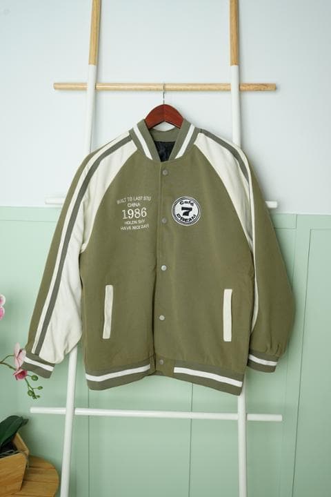 Foto model menggunakan produk Erza Vintage Varsity Jacket