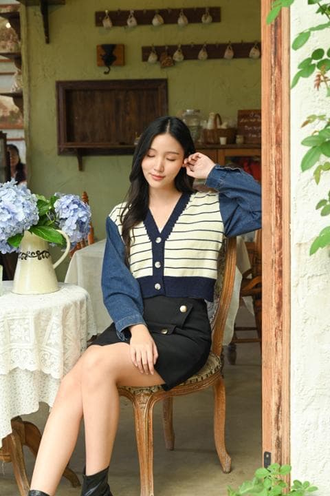 Foto model menggunakan produk Abbie Denim Knit Cardigan