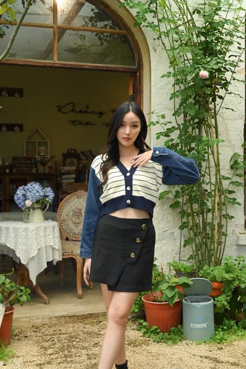 Foto model menggunakan produk Abbie Denim Knit Cardigan