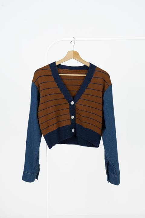 Foto model menggunakan produk Abbie Denim Knit Cardigan