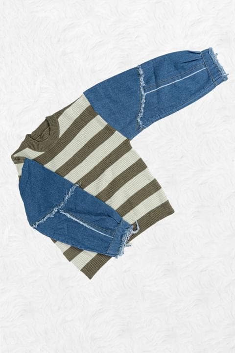 Foto model menggunakan produk Audrey Denim Knit Sweater