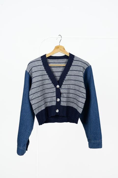 Foto model menggunakan produk Abbie Denim Knit Cardigan