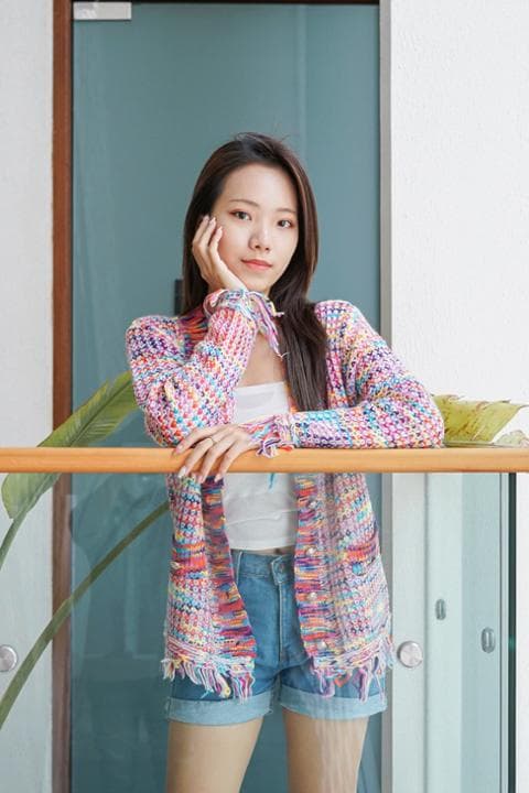 Foto model menggunakan produk Wren Colorful Knit Cardigan