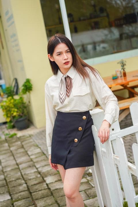 Foto model menggunakan produk Melda Basic Tie Shirt