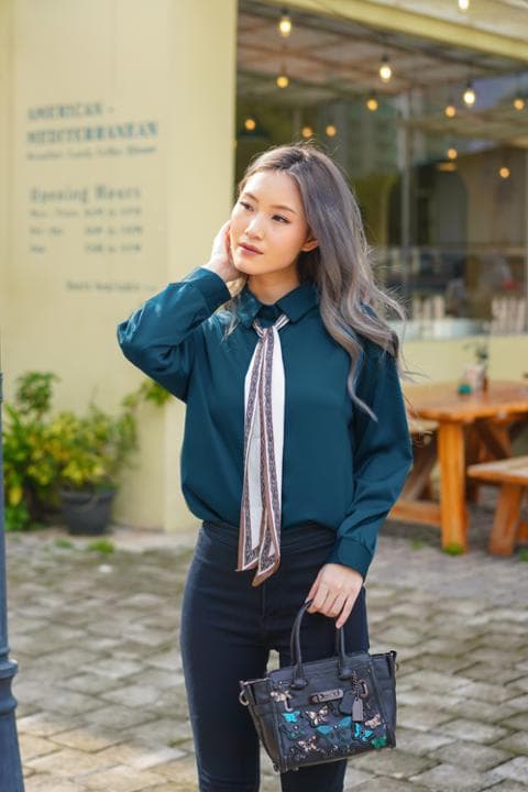 Foto model menggunakan produk Corina Elegant Ribbon Shirt