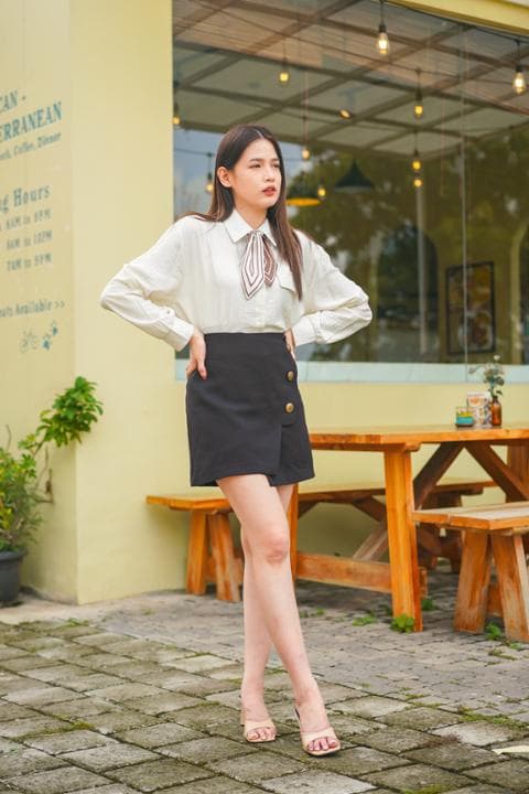 Foto model menggunakan produk Melda Basic Tie Shirt