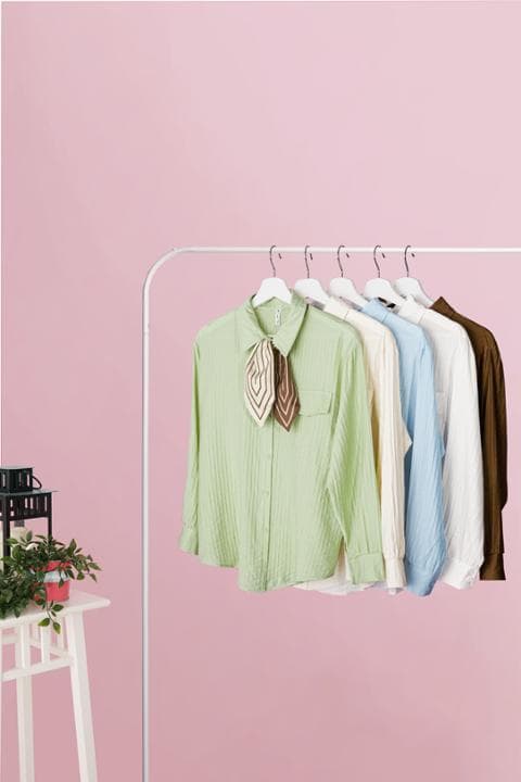 Foto model menggunakan produk Melda Basic Tie Shirt