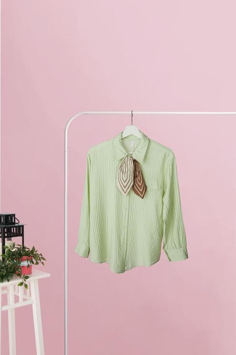 Foto model menggunakan produk Melda Basic Tie Shirt