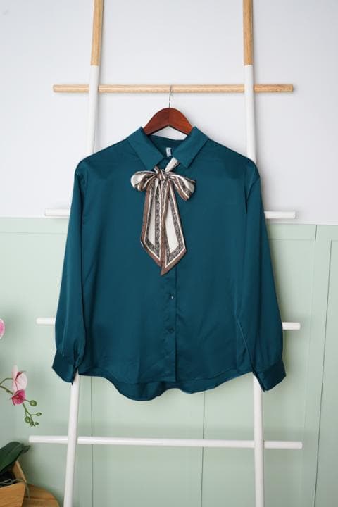 Foto model menggunakan produk Corina Elegant Ribbon Shirt