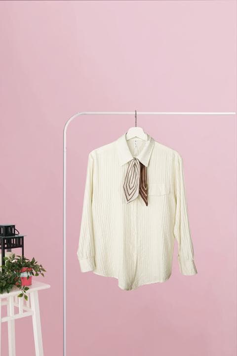 Foto model menggunakan produk Melda Basic Tie Shirt