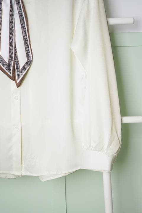 Foto model menggunakan produk Corina Elegant Ribbon Shirt