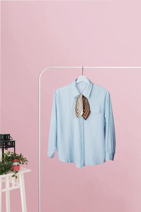 Foto model menggunakan produk Melda Basic Tie Shirt