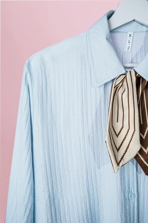 Foto model menggunakan produk Melda Basic Tie Shirt