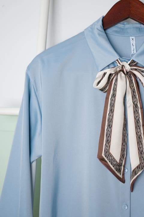 Foto model menggunakan produk Corina Elegant Ribbon Shirt