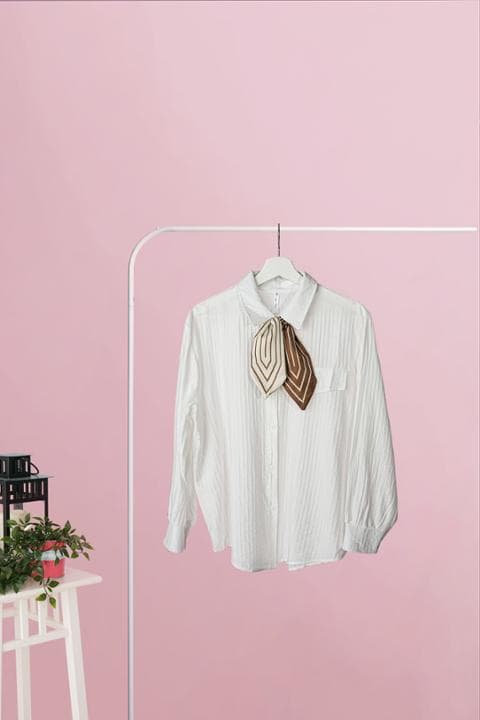 Foto model menggunakan produk Melda Basic Tie Shirt