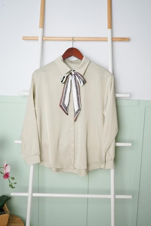 Foto model menggunakan produk Corina Elegant Ribbon Shirt