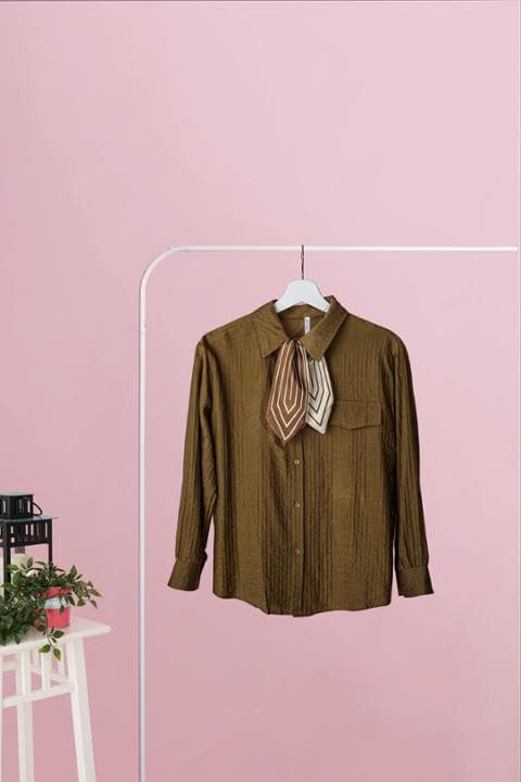 Foto model menggunakan produk Melda Basic Tie Shirt