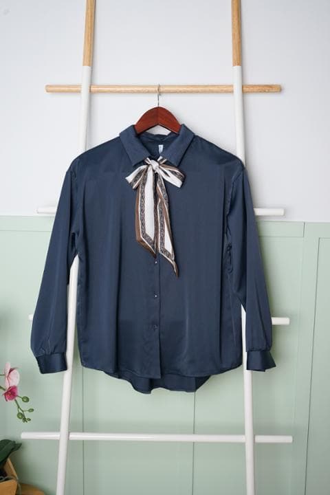 Foto model menggunakan produk Corina Elegant Ribbon Shirt