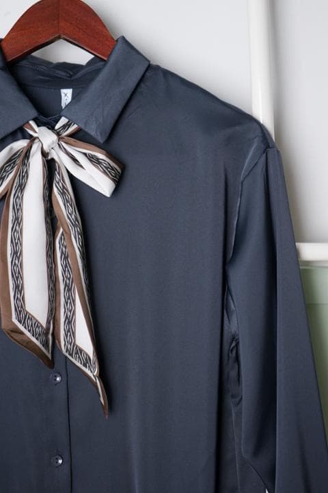 Foto model menggunakan produk Corina Elegant Ribbon Shirt