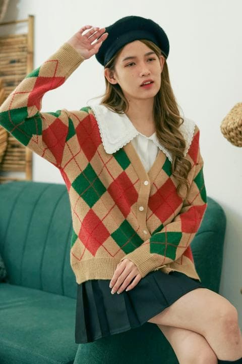 Foto model menggunakan produk Patricia Vintage Knit Cardigan