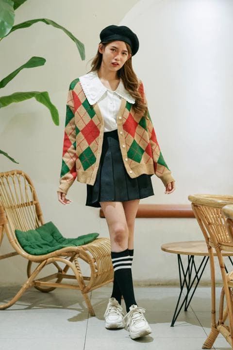 Foto model menggunakan produk Patricia Vintage Knit Cardigan