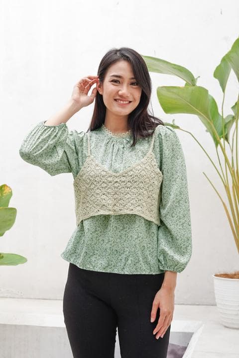 Foto model menggunakan produk Alena Floral Blouse