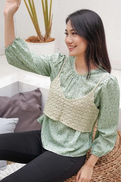 Foto model menggunakan produk Alena Floral Blouse