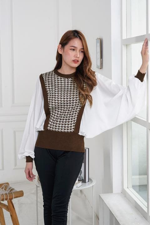 Foto model menggunakan produk Laurie Houndstooth Batwings Blouse
