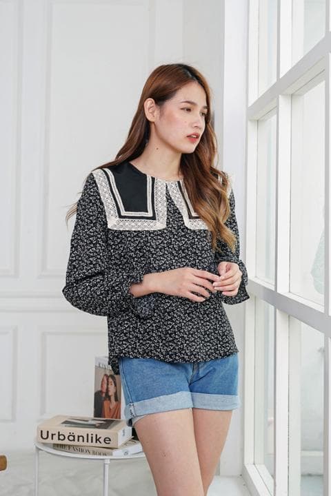 Foto model menggunakan produk Stacia Floral Blouse