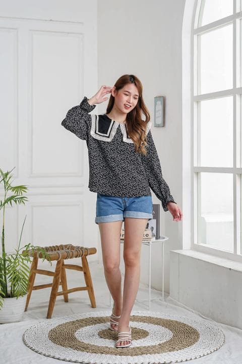 Foto model menggunakan produk Stacia Floral Blouse