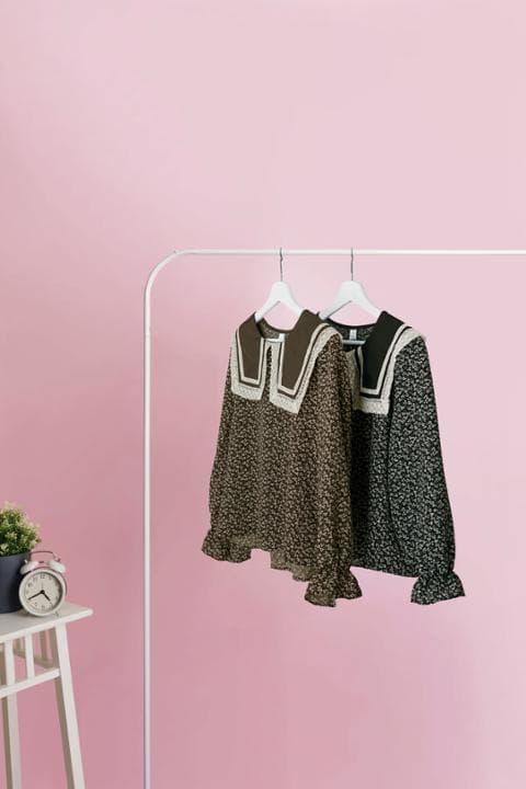 Foto model menggunakan produk Stacia Floral Blouse