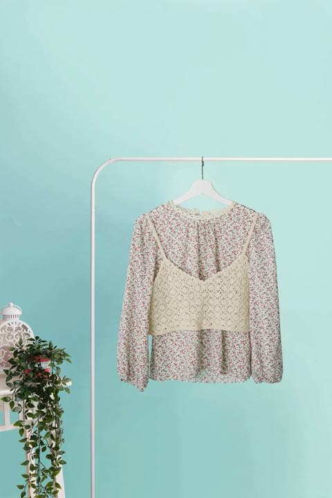 Foto model menggunakan produk Alena Floral Blouse