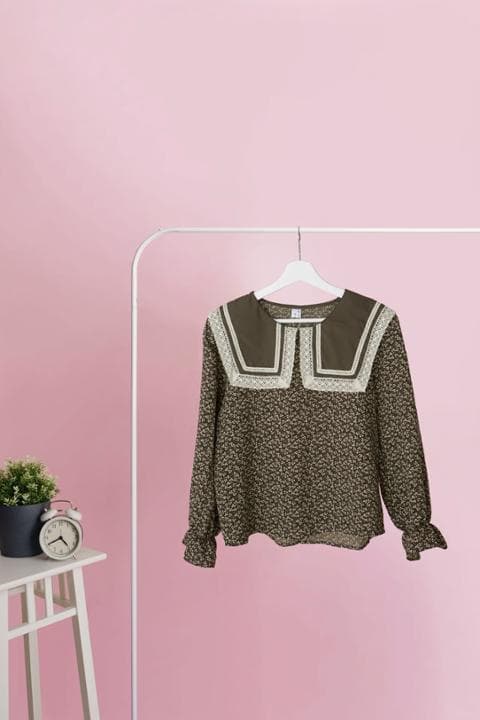 Foto model menggunakan produk Stacia Floral Blouse