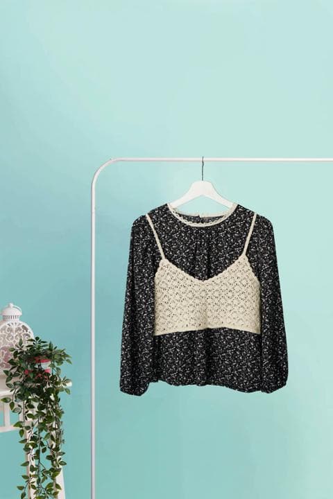 Foto model menggunakan produk Alena Floral Blouse
