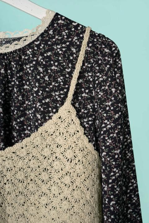 Foto model menggunakan produk Alena Floral Blouse