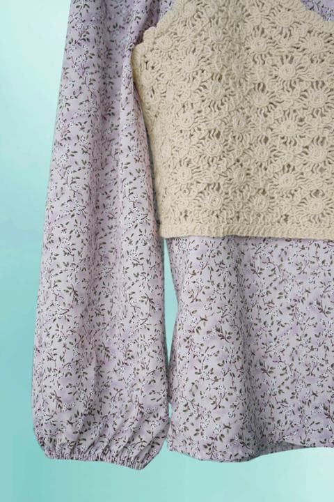 Foto model menggunakan produk Alena Floral Blouse