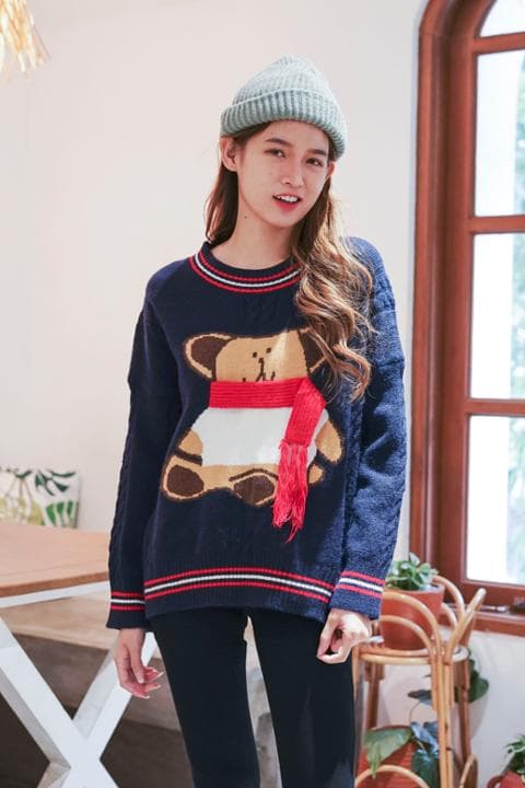 Foto model menggunakan produk Kazuha Winter Bear Sweater