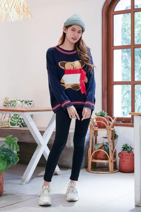 Foto model menggunakan produk Kazuha Winter Bear Sweater