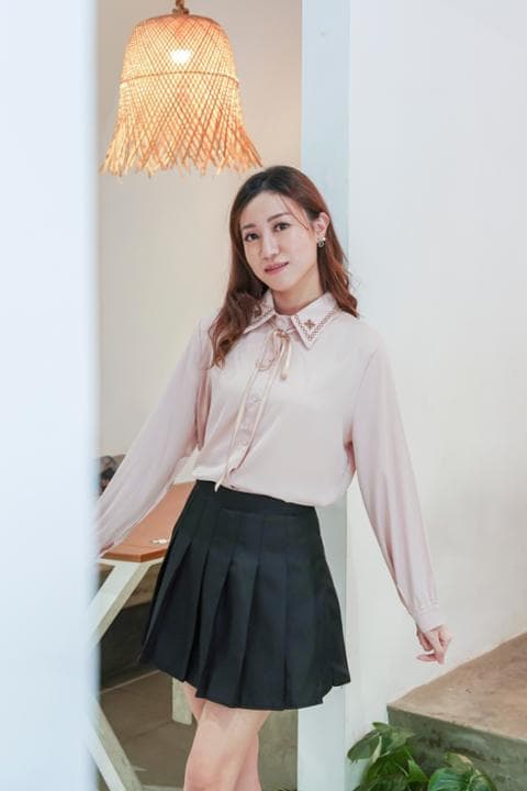 Foto model menggunakan produk Windy Sweet Ribbon Blouse