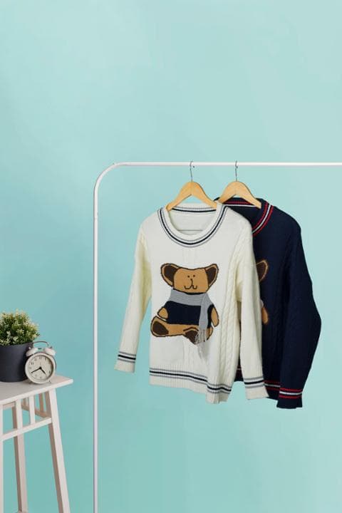 Foto model menggunakan produk Kazuha Winter Bear Sweater